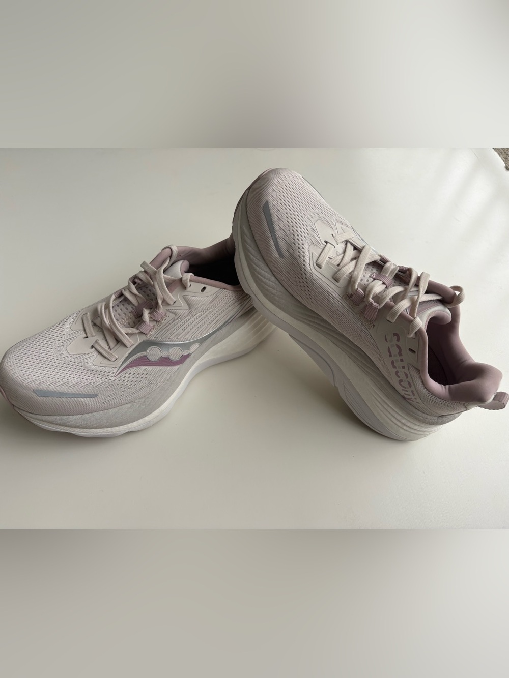 Saucony Women's Hurricane 24 Light Pink & White Running Shoes. Size 8